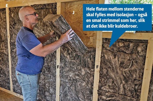 Isolert anneks: Isolasjon legges mellom stendere i isolert anneks Isolert anneks: Isolasjon legges mellom stendere i isolert anneks